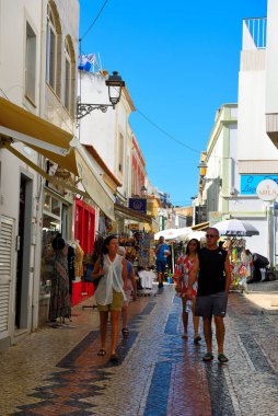 Verandalardan Benagil Mağaraları 'na, oradan da Portekiz' e nefes kesici manzaralı yürüyüş yolu.