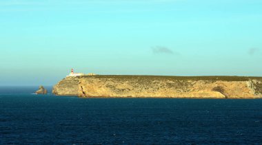 Sahil manzarası ve Cabo de Sao Vicente Deniz feneri örnekleri Portekiz