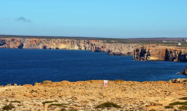 Sahil manzarası Sagres Algarve Portekiz kalesinden alındı.