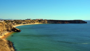 Sahil manzarası Sagres Algarve Portekiz kalesinden alındı.