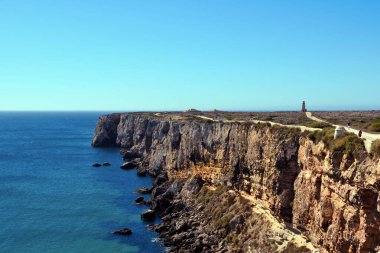 Sahil manzarası Sagres Algarve Portekiz kalesinden alındı.
