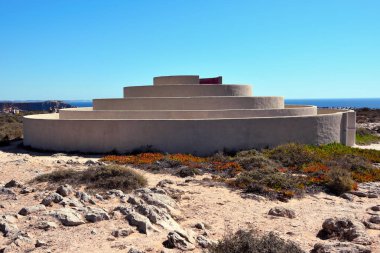 Portekiz 'in Fortaleza de Sagres şehrinde bir labirent ve heykel.