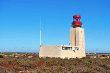 Ponta de Sagres 'in deniz feneri Algarve Portekiz kalesinin yanında.