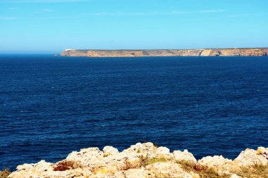 Sahil manzarası Sagres Algarve Portekiz kalesinden alındı.