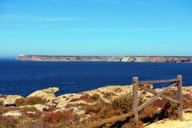 Sahil manzarası Sagres Algarve Portekiz kalesinden alındı.