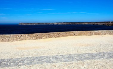 Sahil manzarası Sagres Algarve Portekiz kalesinden alındı.