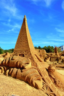 Sand City Lagoa, Algarve Portugal 'da isimsiz bir sanatçının kum heykelleri.