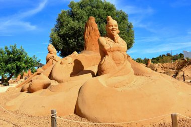 Sand City Lagoa, Algarve Portugal 'da isimsiz bir sanatçının kum heykelleri.