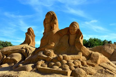 Sand City Lagoa, Algarve Portugal 'da isimsiz bir sanatçının kum heykelleri.