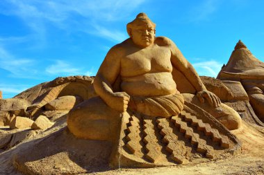 Sand City Lagoa, Algarve Portugal 'da isimsiz bir sanatçının kum heykelleri.