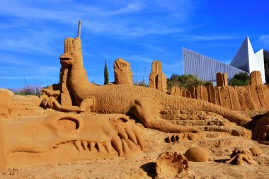 Sand City Lagoa, Algarve Portugal 'da isimsiz bir sanatçının kum heykelleri.