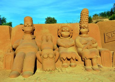 Sand City Lagoa, Algarve Portugal 'da isimsiz bir sanatçının kum heykelleri.