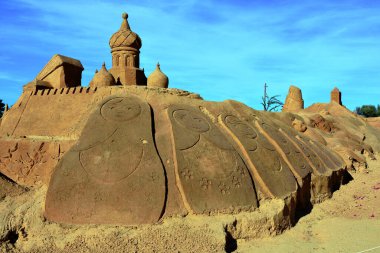 Sand City Lagoa, Algarve Portugal 'da isimsiz bir sanatçının kum heykelleri.