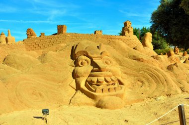 Sand City Lagoa, Algarve Portugal 'da isimsiz bir sanatçının kum heykelleri.