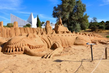 Sand City Lagoa, Algarve Portugal 'da isimsiz bir sanatçının kum heykelleri.