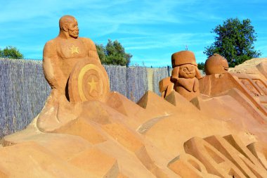 Sand City Lagoa, Algarve Portugal 'da isimsiz bir sanatçının kum heykelleri.