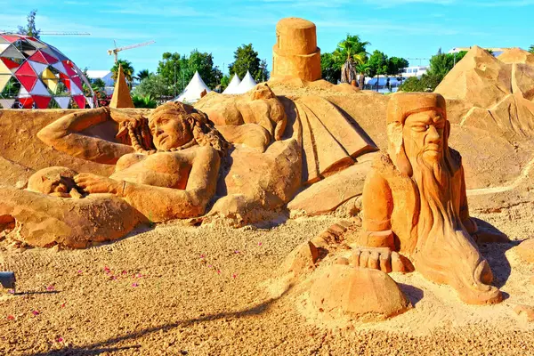 Sand City Lagoa, Algarve Portugal 'da isimsiz bir sanatçının kum heykelleri.