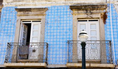 Tavira algarve Portekiz 'de seramikleri (azulejos) olan karakteristik ev