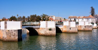 Gilao Nehri ve Roma Köprüsü manzarası 14 Eylül 2024 Tavira Portekiz