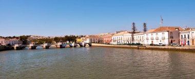 Gilao Nehri ve Roma Köprüsü manzarası 14 Eylül 2024 Tavira Portekiz