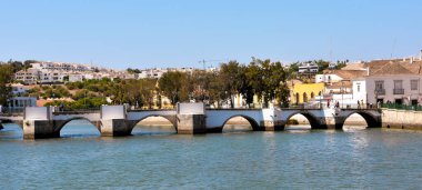 Gilao Nehri ve Roma Köprüsü manzarası 14 Eylül 2024 Tavira Portekiz