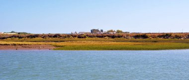 Gilao nehrinin manzarası. Tavira Portekiz 'den görünüyor.