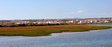 Tavira Panoraması Gilao Nehri 'nden görünüyor.