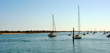 Gilao nehrinin manzarası. Tavira Portekiz 'den görünüyor.