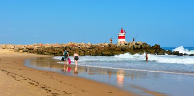 Ilha de Tavira sahilinde küçük kırmızı ve beyaz deniz feneri 13 Eylül 2024 Tavira Portekiz