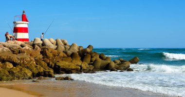 Ilha de Tavira sahilinde küçük kırmızı ve beyaz deniz feneri 13 Eylül 2024 Tavira Portekiz