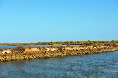 Gilao nehrinin manzarası. Tavira Portekiz 'den görünüyor.