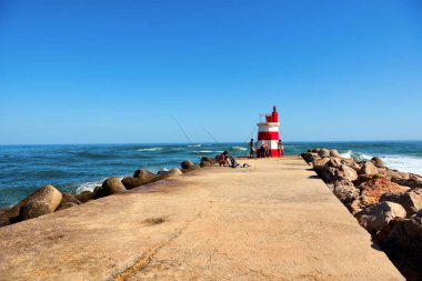 Ilha de Tavira sahilinde küçük kırmızı ve beyaz deniz feneri 13 Eylül 2024 Tavira Portekiz