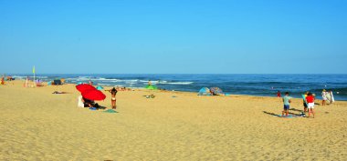 13 Eylül 2024 Santa Luzia Portekiz, Long Sandy Beach Praia do Barril (Barril Beach) 'de turistler ve yüzenler