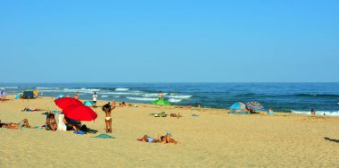 13 Eylül 2024 Santa Luzia Portekiz, Long Sandy Beach Praia do Barril (Barril Beach) 'de turistler ve yüzenler