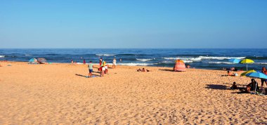 13 Eylül 2024 Santa Luzia Portekiz, Long Sandy Beach Praia do Barril (Barril Beach) 'de turistler ve yüzenler