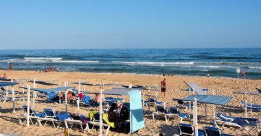 13 Eylül 2024 Santa Luzia Portekiz, Long Sandy Beach Praia do Barril (Barril Beach) 'de turistler ve yüzenler