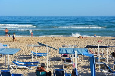 13 Eylül 2024 Santa Luzia Portekiz, Long Sandy Beach Praia do Barril (Barril Beach) 'de turistler ve yüzenler