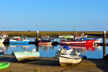 Tavira algarve Santa Luzia Portekiz yakınlarındaki gölde balıkçı tekneleri ve balıkçı köyü