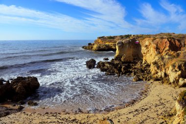 Algarve sahil kasabası, çok popüler bir tatil beldesi, kumlu plajları ve canlı bir gece hayatı olan Albufeira Portugal