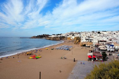 Algarve sahil kasabası, çok popüler bir tatil beldesi, kumlu plajları ve canlı bir gece hayatı ile 15 Eylül 2024 Albufeira Portekiz