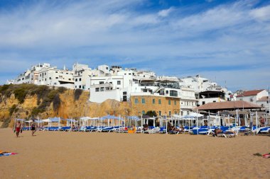 Algarve sahil kasabası, çok popüler bir tatil beldesi, kumlu plajları ve canlı bir gece hayatı ile 15 Eylül 2024 Albufeira Portekiz