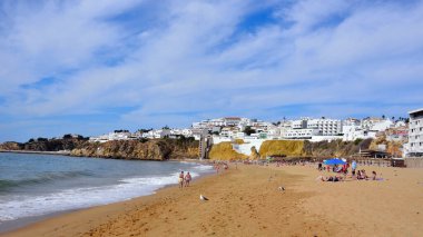 Algarve sahil kasabası, çok popüler bir tatil beldesi, kumlu plajları ve canlı bir gece hayatı ile 15 Eylül 2024 Albufeira Portekiz