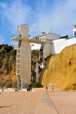 Algarve sahil kasabası, çok popüler bir tatil beldesi, kumlu plajları ve canlı bir gece hayatı ile 15 Eylül 2024 Albufeira Portekiz