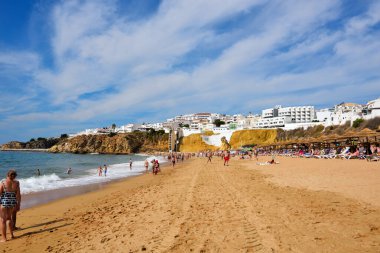 Algarve sahil kasabası, çok popüler bir tatil beldesi, kumlu plajları ve canlı bir gece hayatı ile 15 Eylül 2024 Albufeira Portekiz