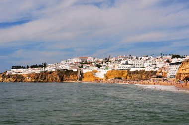 Algarve sahil kasabası, çok popüler bir tatil beldesi, kumlu plajları ve canlı bir gece hayatı ile 15 Eylül 2024 Albufeira Portekiz
