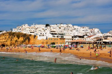Algarve sahil kasabası, çok popüler bir tatil beldesi, kumlu plajları ve canlı bir gece hayatı ile 15 Eylül 2024 Albufeira Portekiz