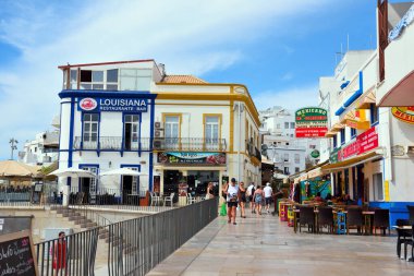 Algarve sahil kasabası, çok popüler bir tatil beldesi, kumlu plajları ve canlı bir gece hayatı ile 15 Eylül 2024 Albufeira Portekiz