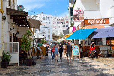 Algarve sahil kasabası, çok popüler bir tatil beldesi, kumlu plajları ve canlı bir gece hayatı ile 15 Eylül 2024 Albufeira Portekiz