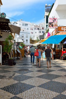 Algarve sahil kasabası, çok popüler bir tatil beldesi, kumlu plajları ve canlı bir gece hayatı ile 15 Eylül 2024 Albufeira Portekiz