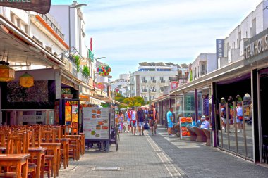 Algarve sahil kasabası, çok popüler bir tatil beldesi, kumlu plajları ve canlı bir gece hayatı ile 15 Eylül 2024 Albufeira Portekiz